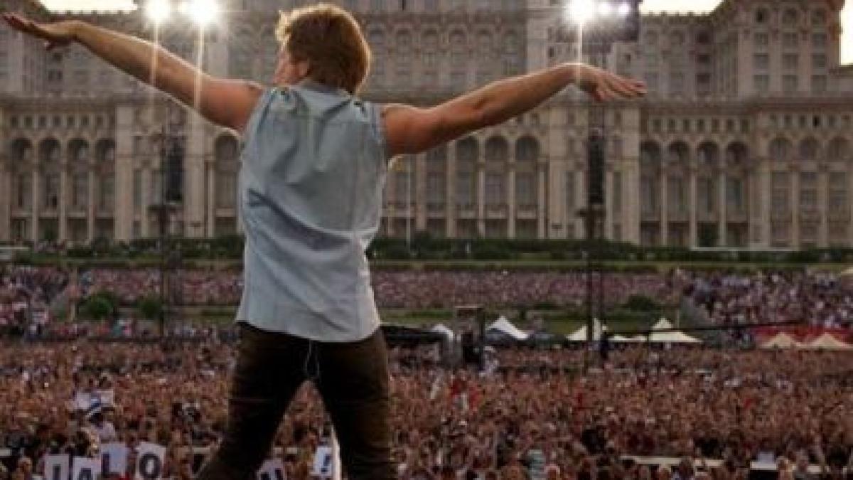 Dovada că lui Bon Jovi i-a plăcut România. Fotografia făcută în Piaţa Constituţiei a primit zeci de mii de &quot;like-uri&quot;