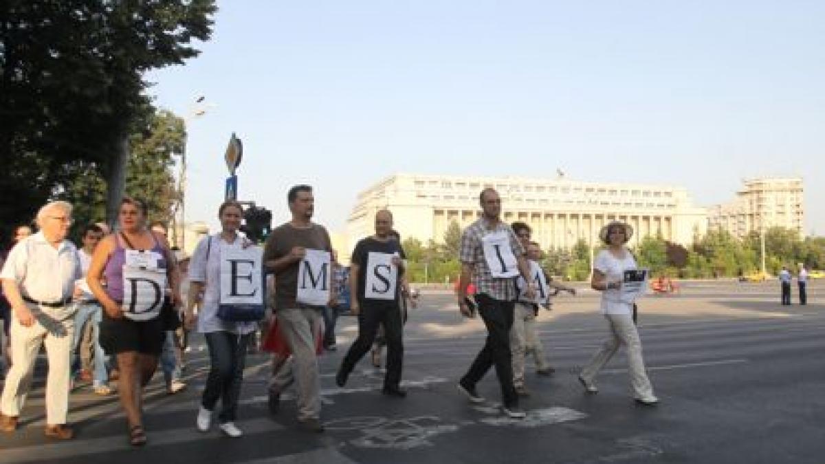 Peste 400 de persoane au cerut demisia lui Băsescu, la un miting în Piaţa Universităţii 