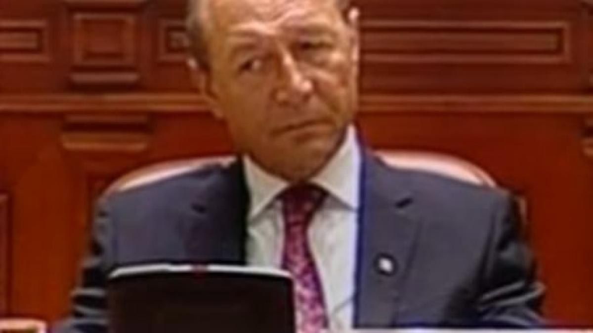 Băsescu: Mă acuzaţi că nu s-a urmat procedura legală în revizuirea Constituţiei. Greşiţi!