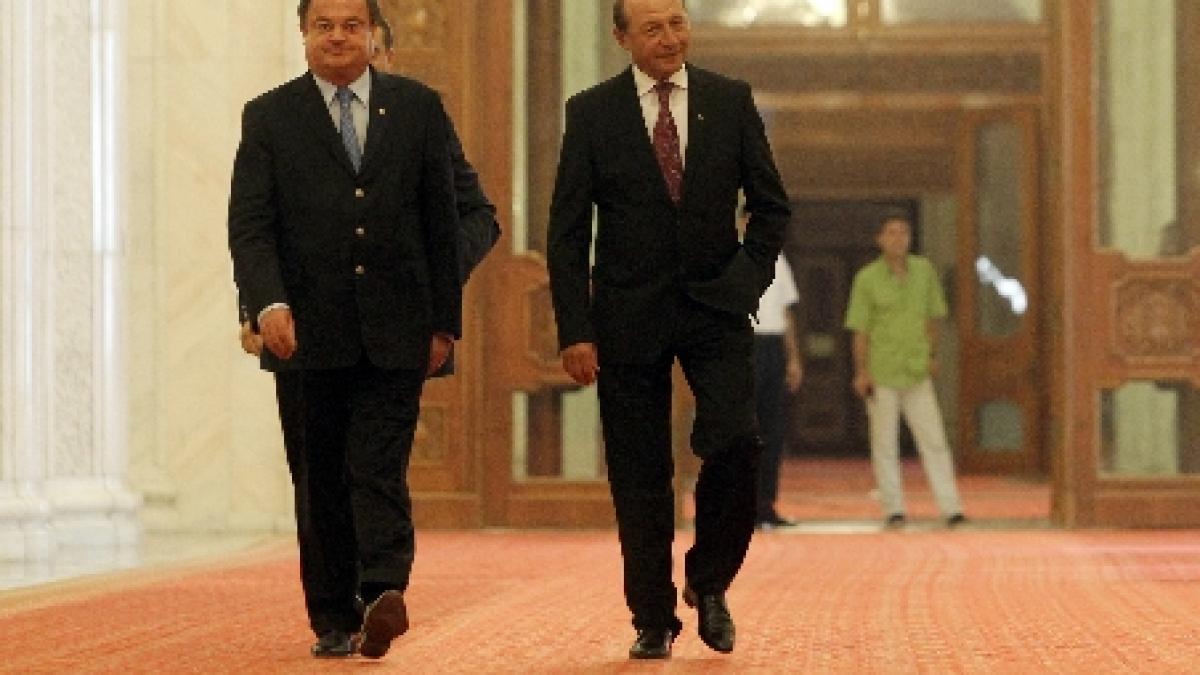 Blaga şi Băsescu au ieşit să fumeze împreună în timpul şedinţei Parlamentului