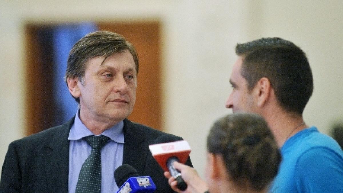 Ce a răspuns Antonescu întrebat dacă, din funcţia de preşedinte interimar, îl va graţia pe Adrian Năstase