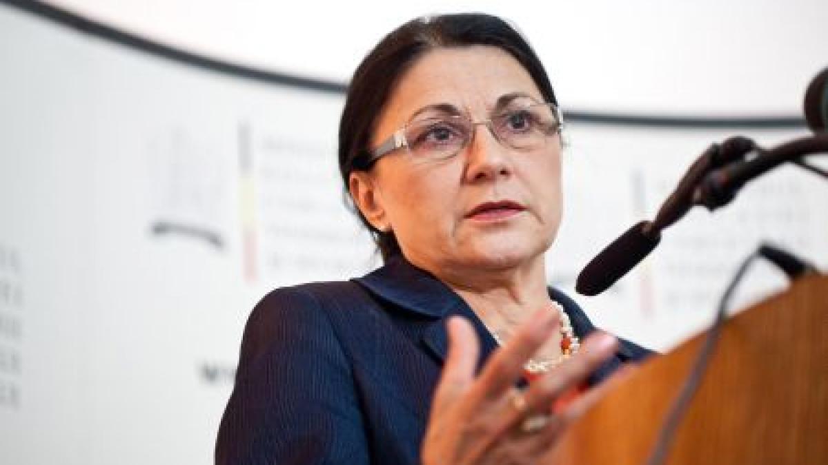 Andronescu: Şcolile vor organiza cursuri pentru cei care au căzut la BAC