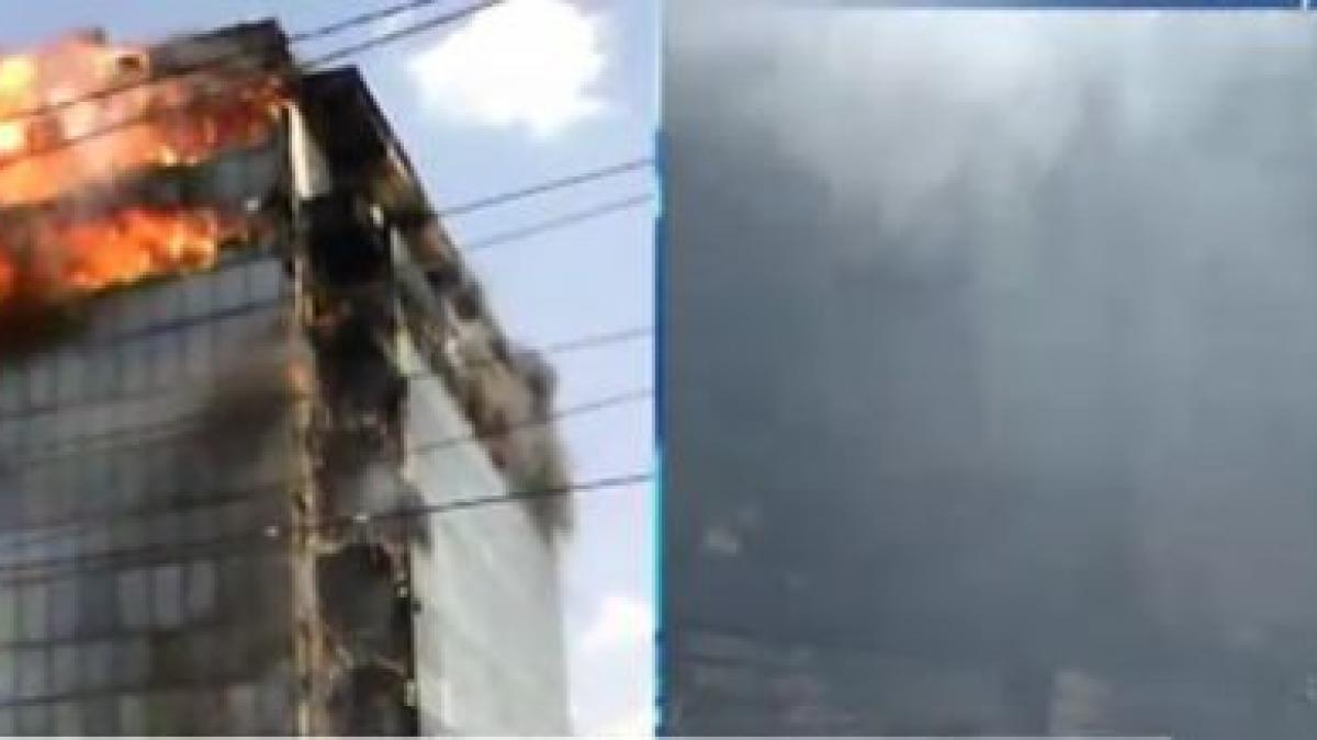 Vezi a cui era clădirea care a ars astăzi.  Incendiul a fost stins, dar pompierii supraveghează zona