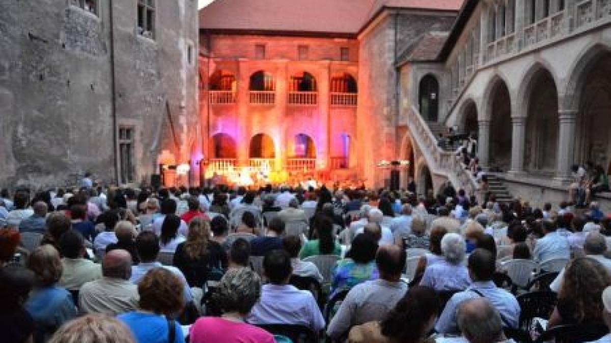 Castelul Corvinilor, gazda celui mai mare festival de muzică clasică din Transilvania. Află programul şi preţurile biletelor