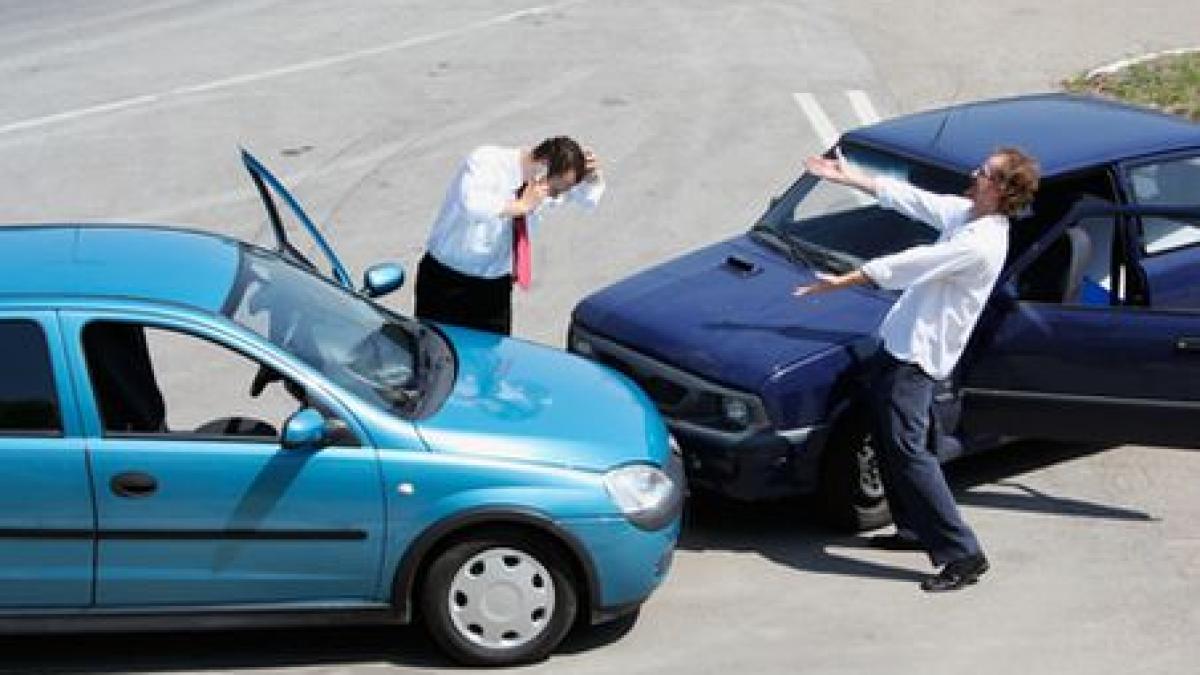 Şoferi, atenţie în trafic! 7 bărbaţi, inculpaţi pentru că şantajau şoferii pe care îi loveau intenţionat. Ce metodă aveau