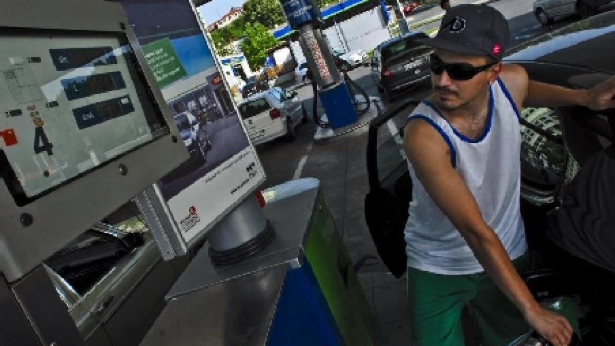 Benzina şi motorina s-au scumpit din nou. Cu cât s-a majorat preţul carburanţilor