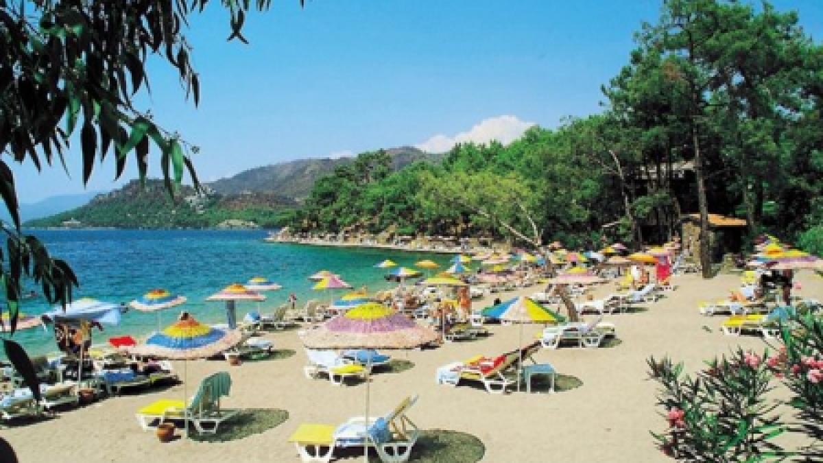 Românii îşi iau gândul de la vacanţe în străinătate. Doar o treime mai visează la concedii peste graniţă