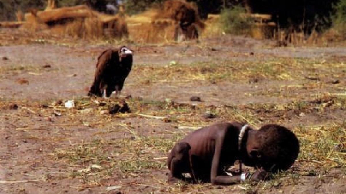 &quot;Copilul pândit de vultur&quot; povestea din spatele celebrei fotografii de Pulitzer a lui Kevin Carter