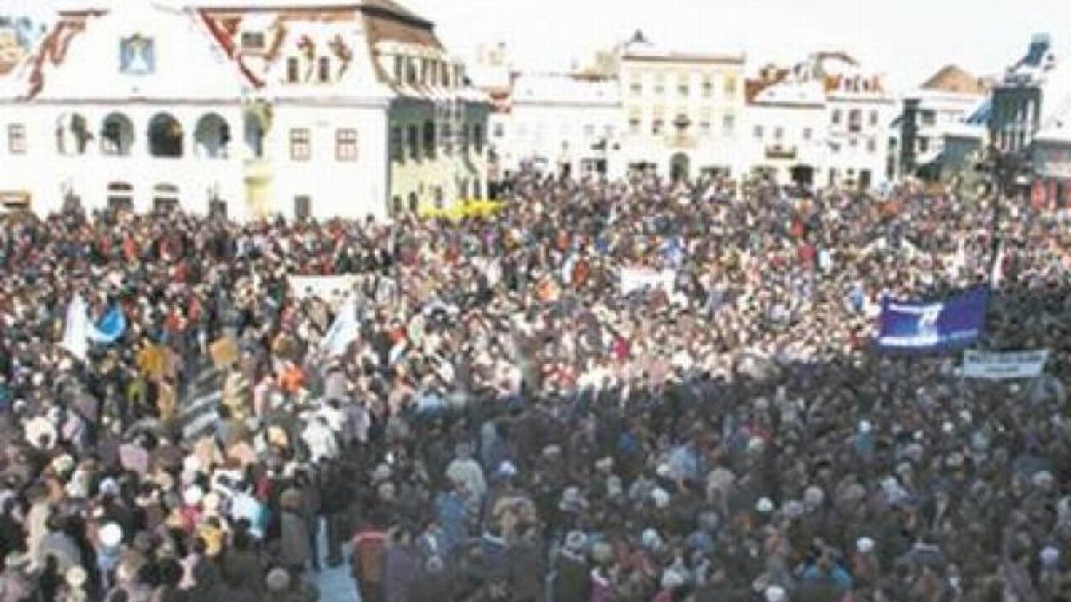 &quot;DA pentru demitere! Cred că românii au înţeles minciunile pe care le spune Băsescu!&quot; 5.000 de oameni au manifestat în Braşov împotriva preşedintelui suspendat