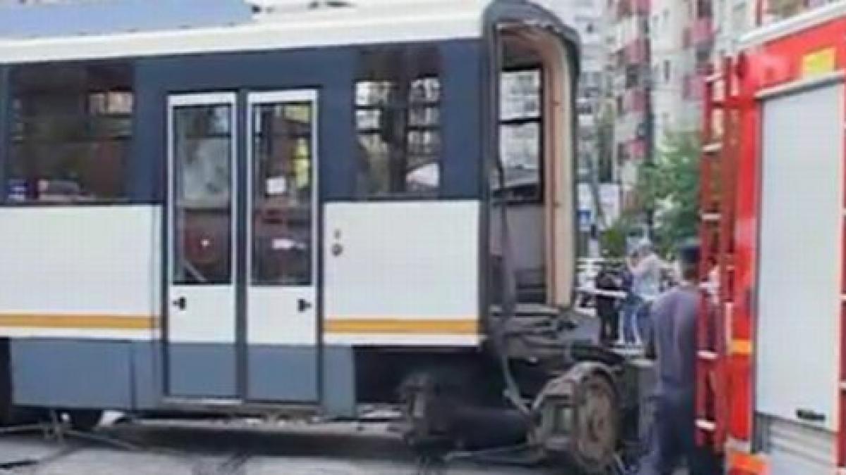 Primele imagini cu accidentul din Rahova. Tramvaiele s-au ciocnit după ce un macaz s-a schimbat brusc