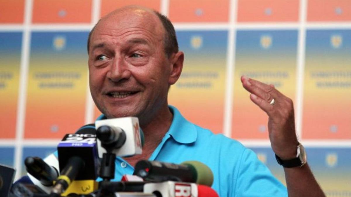 Traian Băsescu îşi face campanie folosind ilegal Constituţia României. PNL a depus o sesizare la Biroul Central Electoral