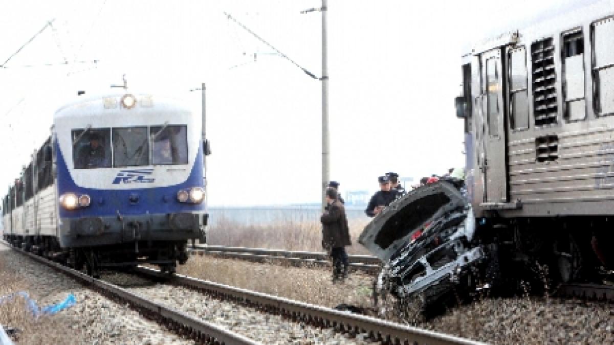 Doi morţi şi doi răniţi, după ce un tren a lovit o maşină, în Bistriţa. Traficul feroviar este blocat