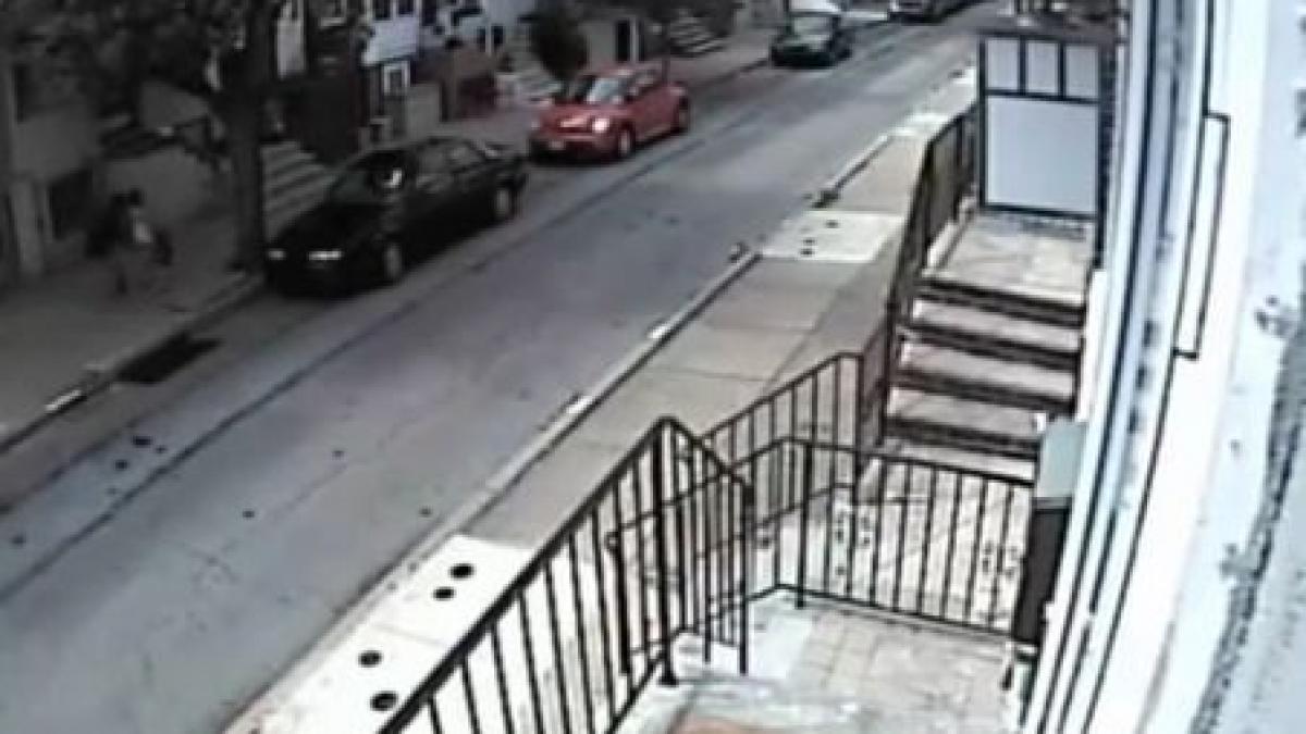 Imagini incredibile în Philadelphia: Un bărbat a vrut să răpească o fetiţă de pe stradă