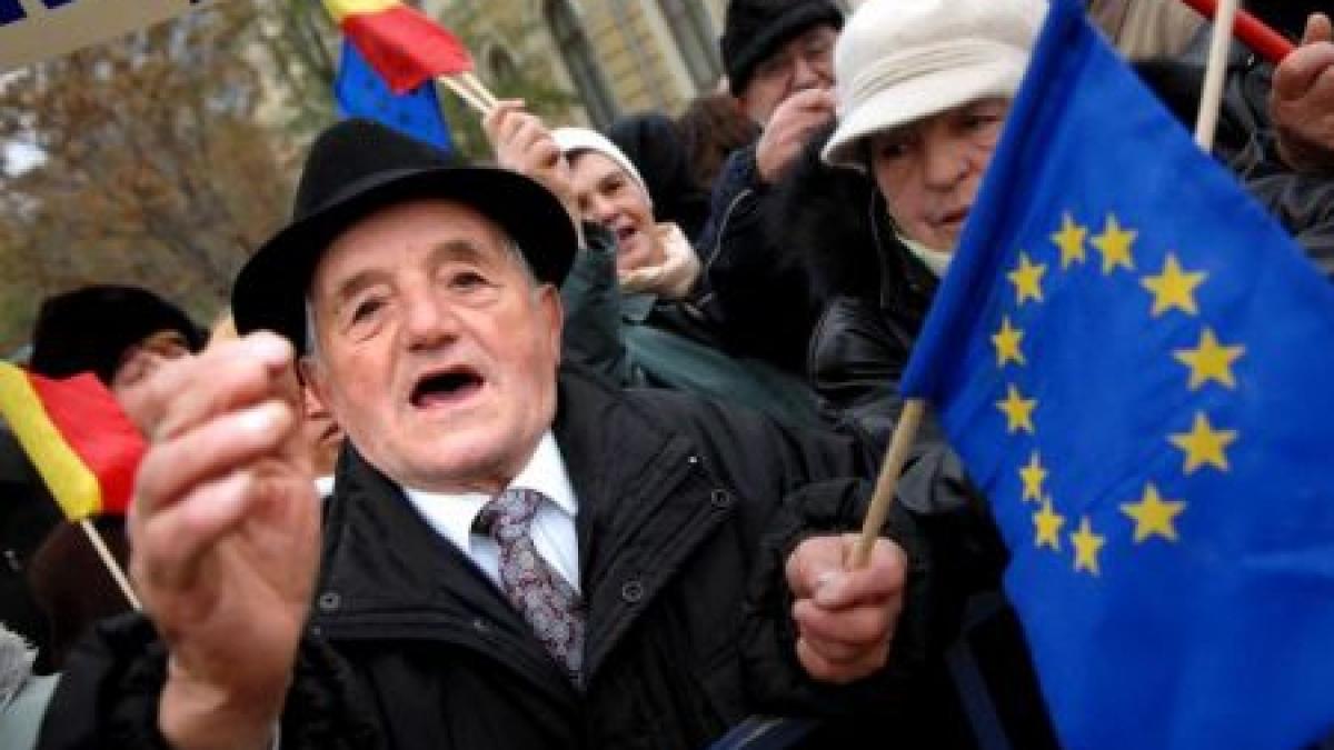 Protest anti-Băsescu al pensionarilor, în Galaţi. Un manifestant s-a îmbrăcat în zeghe