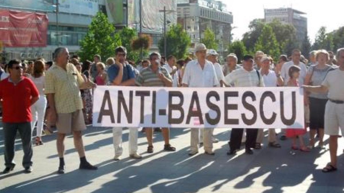 Un manifestant anti-Băsescu a fost bruscat de jandarmi. Omul a fost târât pe trotuar 