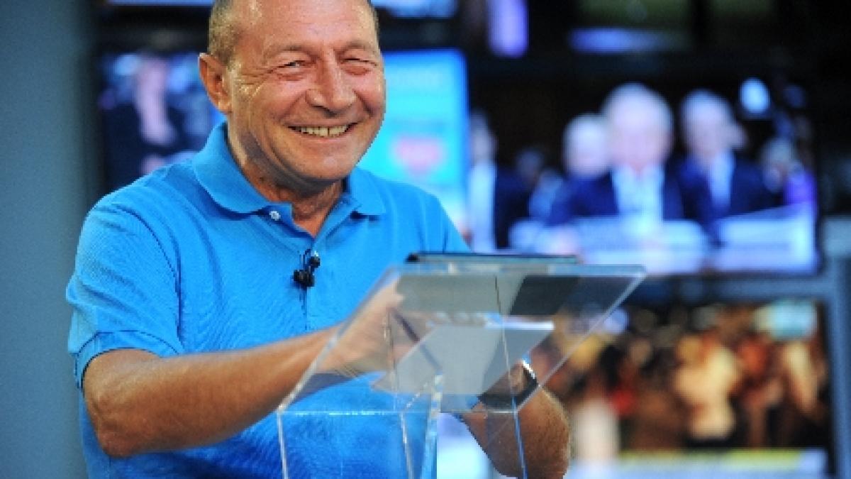 Băsescu şi misterul tricoului albastru. De ce îl poartă mereu în campanie