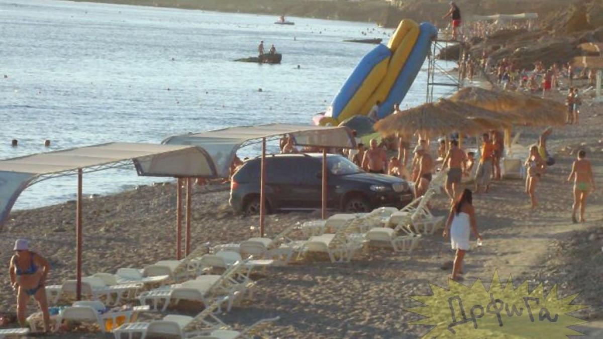 Când şmecheria-i soră cu prostia. Voia să îşi spele X5-ul în mare, dar s-a făcut de râs pe plajă