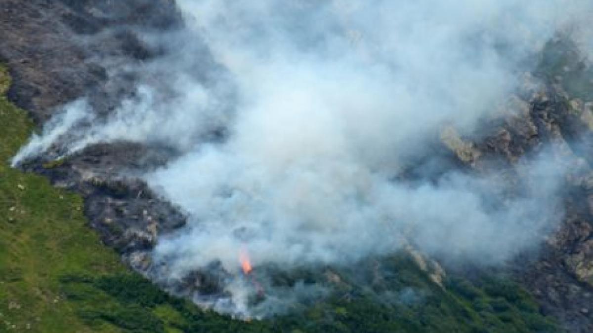 Incendiul izbucnit pe 15 iulie în Bucegi nu a fost încă stins