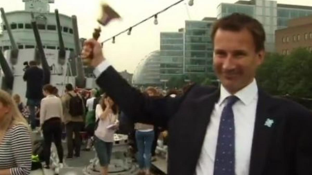 Nu se aştepta la asta! Jeremy Hunt, pus într-o situaţie stânjenitoare de un clopot năzdrăvan