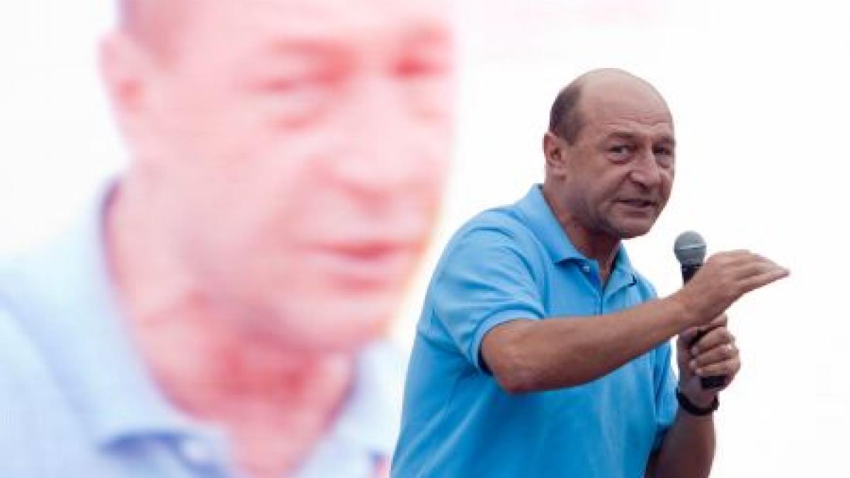 Băsescu - în campanie electorală şi în ziua votului. &quot;Singurul lucru care ne ajută este statul acasă&quot;