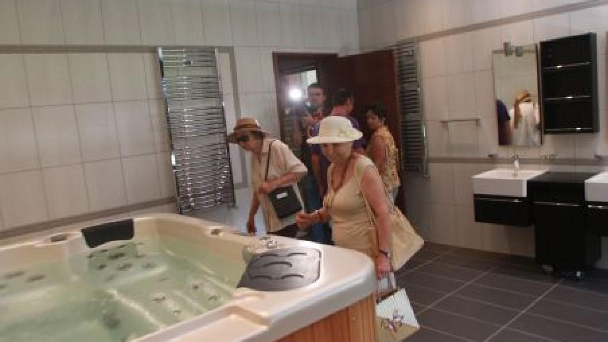 &quot;Garsoniera mea e cât WC-ul lui&quot;. Pelerinaj în vila de un milion de euro pregătită pentru Traian Băsescu