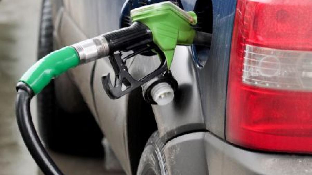 Benzina s-a scumpit din nou. Rompetrol a majorat preţul carburanţilor cu 9 bani/litru