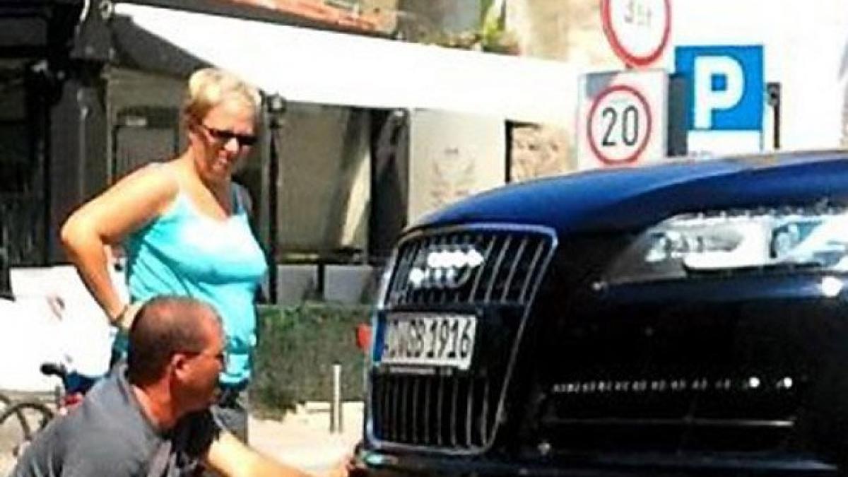 Are el Q7?! Are! Ce-a păţit cocalarul când a vrut să parcheze. Se va zgâria pe ochi când va vedea factura de la service