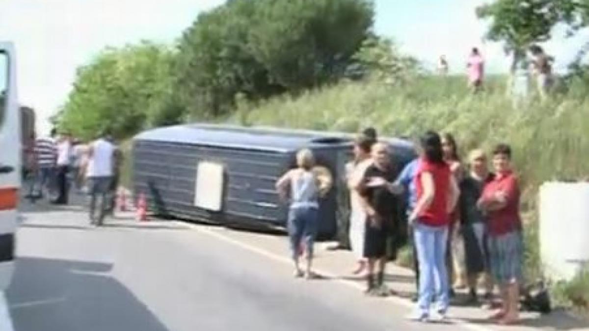 Doi morţi şi un rănit grav, după ce un tir şi un microbuz s-au ciocnit frontal