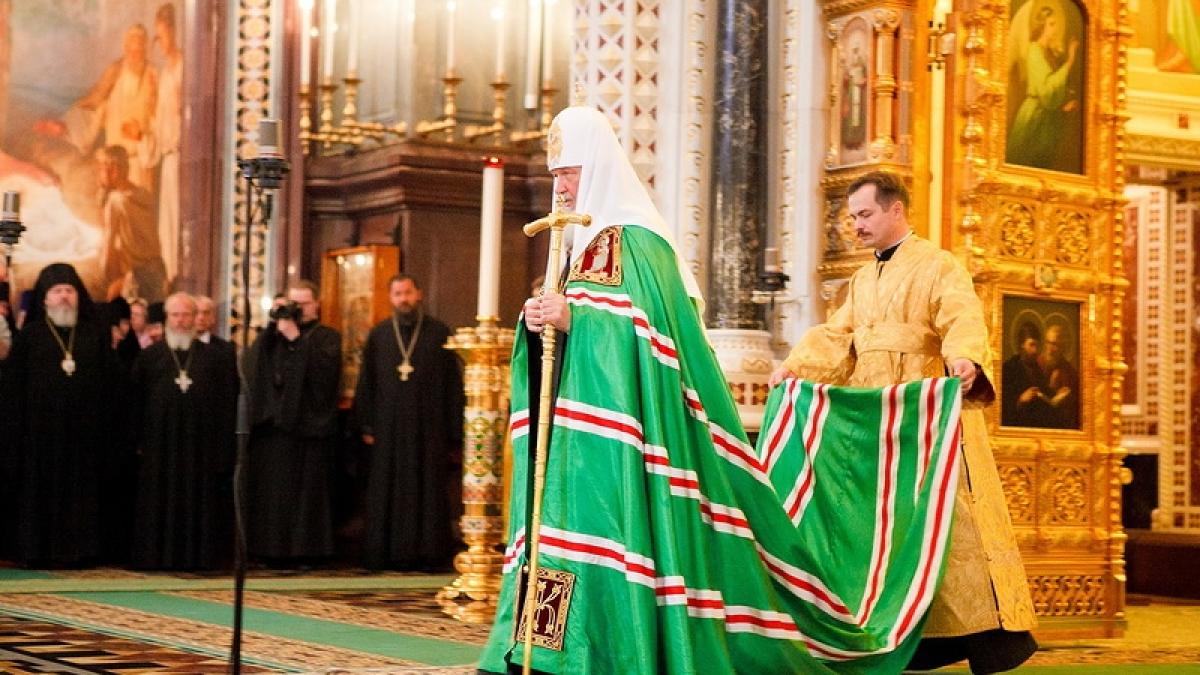 Afacerea de milioane care aruncă în aer Biserica Ortodoxă. Cum a ajuns să îşi cumpere un iaht din vânzarea de LUMÂNĂRI