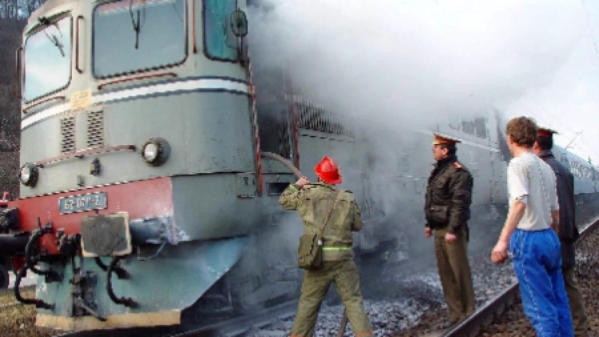 O locomotivă a luat foc şi două persoane au fost rănite după ce un scuter a fost lovit de un tren, în Bistriţa