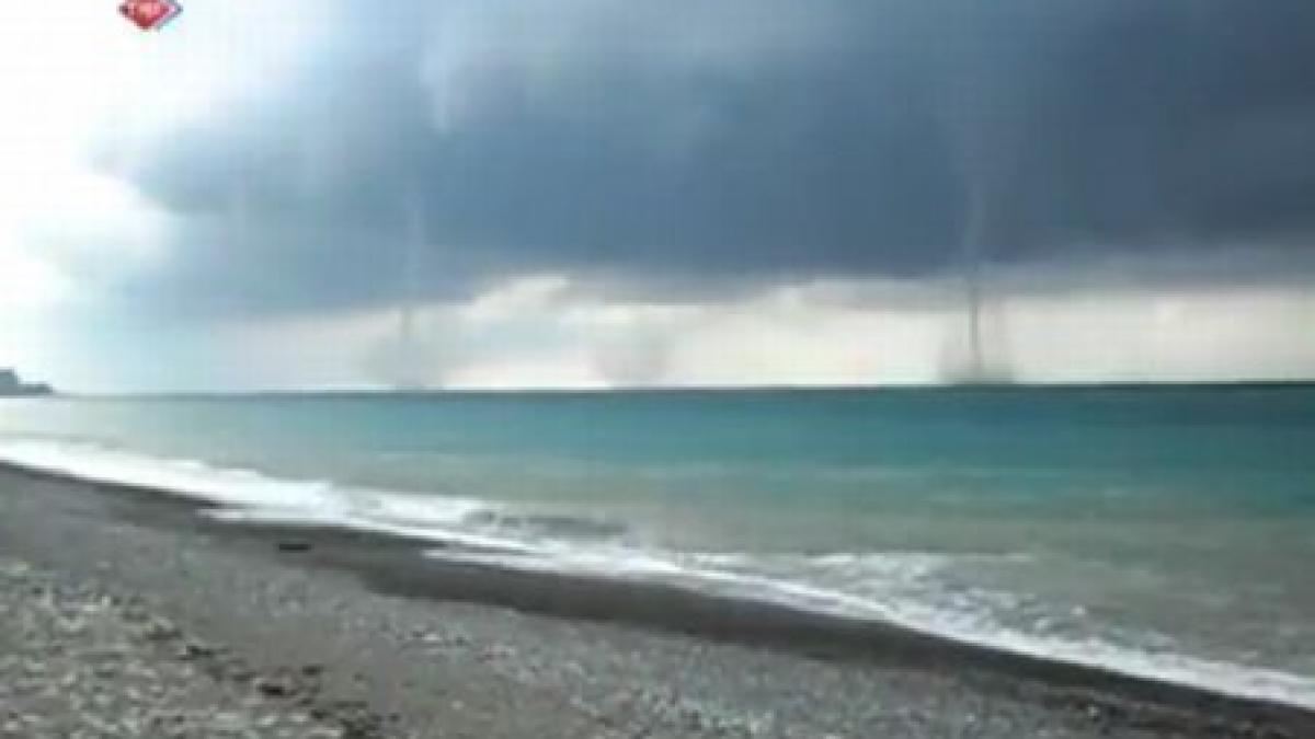 Patru tornade în apropiere de Marea Neagră au îngrozit turiştii care se aflau pe plajă