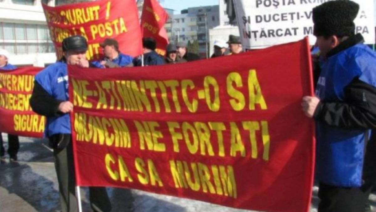 Angajaţii Poştei Române au ieşit în stradă în mai multe oraşe, nemulţumiţi că le vor fi tăiate salariile