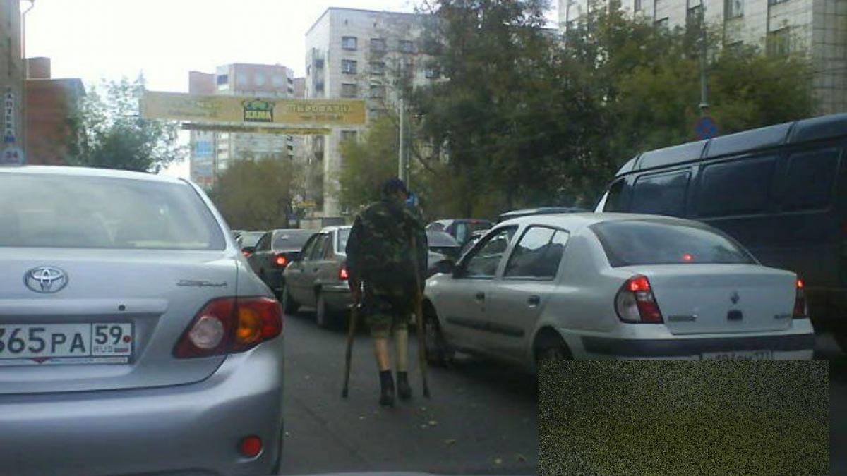 &quot;Ridică-ţi patul şi umblă!&quot; &quot;Minunea&quot; din intersecţie - un cerşetor olog s-a vindecat în 5 minute după ce a plecat de &quot;muncă&quot;