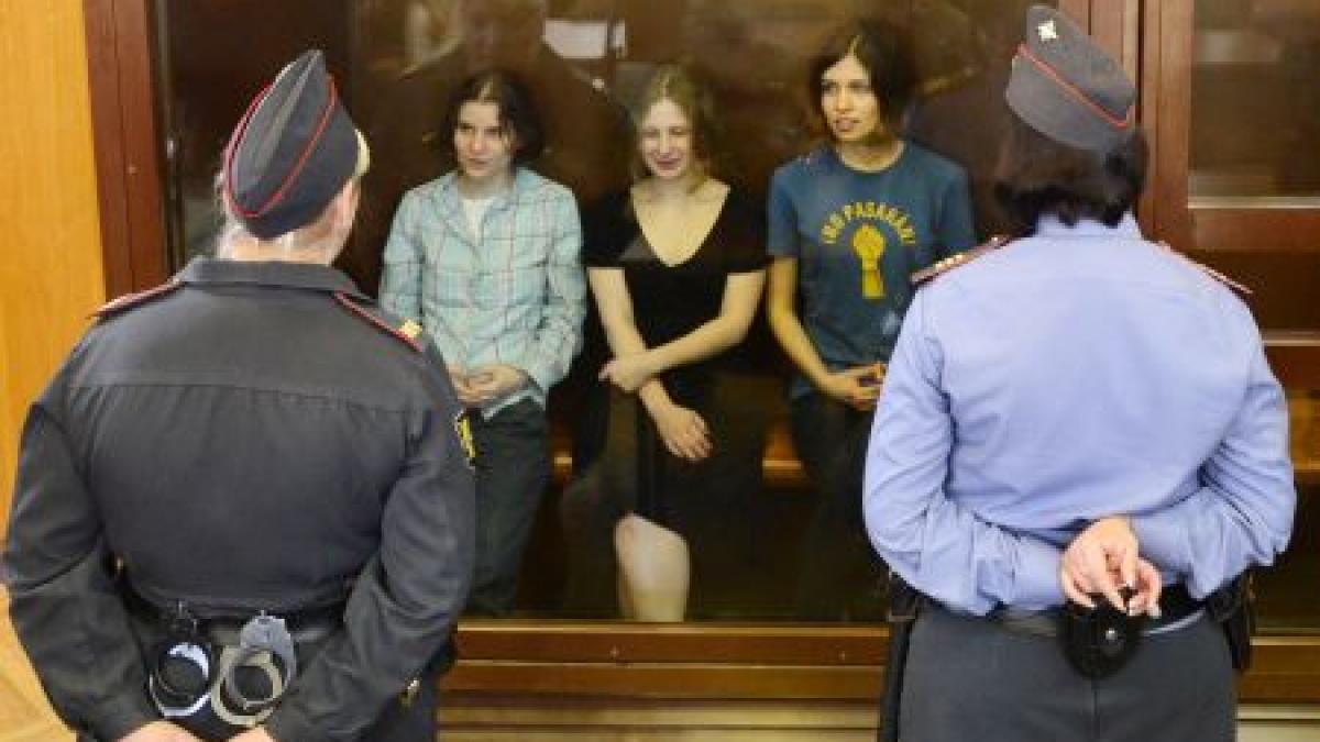 Membrele trupei Pussy Riot din Rusia, condamnate la câte doi ani de închisoare pentru &quot;huliganism&quot;