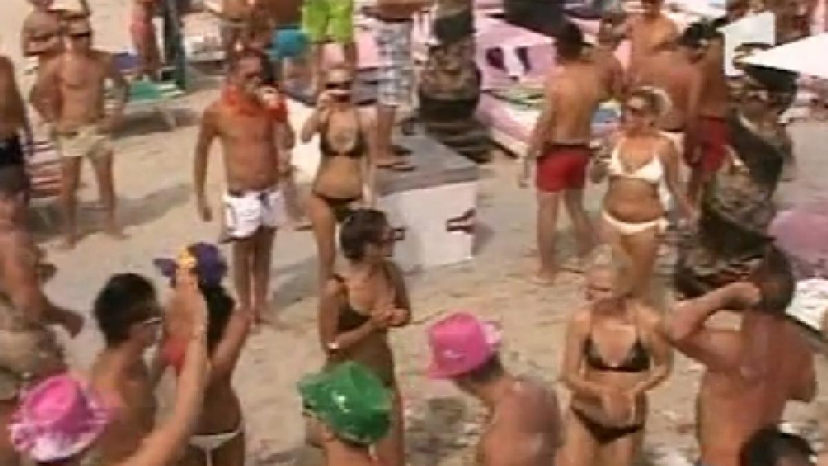 Distracţie fără limite în Mamaia: Fetele dansează topless şi îşi fac de cap sub tunul de spumă