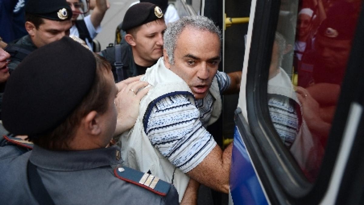 Marele maestru internaţional Garry Kasparov, reţinut de poliţiştii moscoviţi în timpul unui protest. De ce este acuzat şahistul