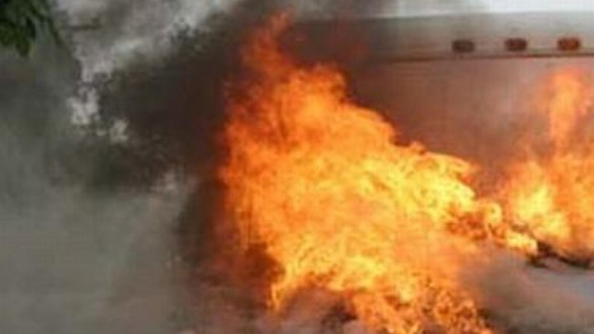 Incendiu în trafic, la Oradea. Un camion-şcoală a luat foc în timpul examenului unei femei