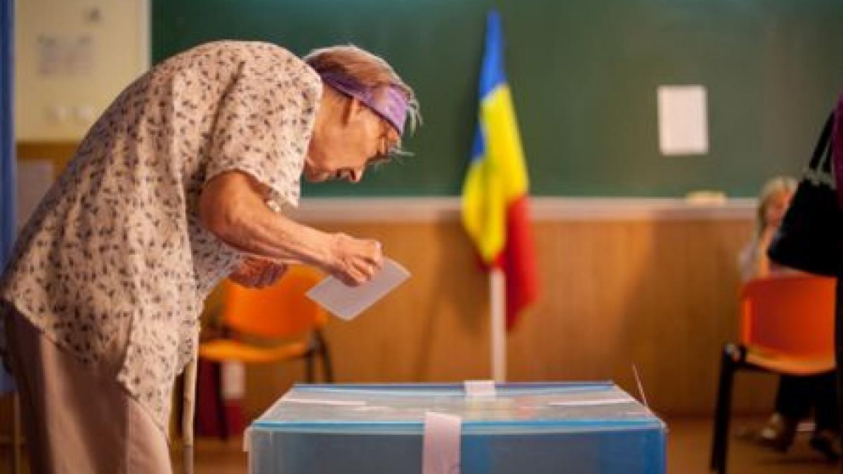 Premieră pentru justiţia română. Tot mai mulţi oameni se autodenunţă pentru că au votat la referendum. Fost militar, în cârje la Parchet 