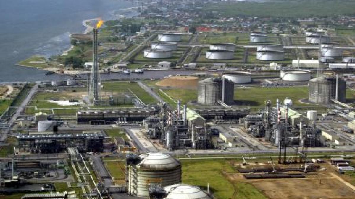 Shell plăteşte &quot;taxe de protecţie&quot; de peste 100 de milioane de dolari pe an