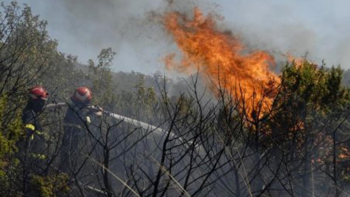 Românii sunt sfătuiţi să nu se aventureze pe traseele alpine din Croaţia, din cauza incendiilor de vegetaţie