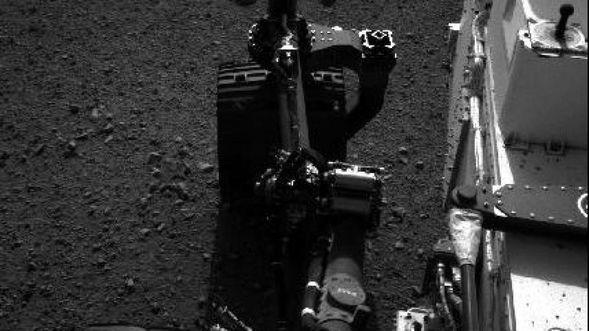 Aventura robotului Curiosity pe Marte continuă. Primele urme lăsate pe solul marţian. Ce zone a mai explorat roverul 