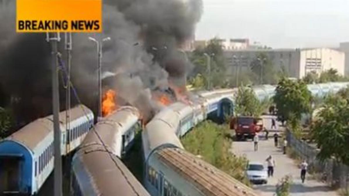 Incendiul de sub Podul Grand a fost stins. Au fost afectate 11 vagoane de călători 