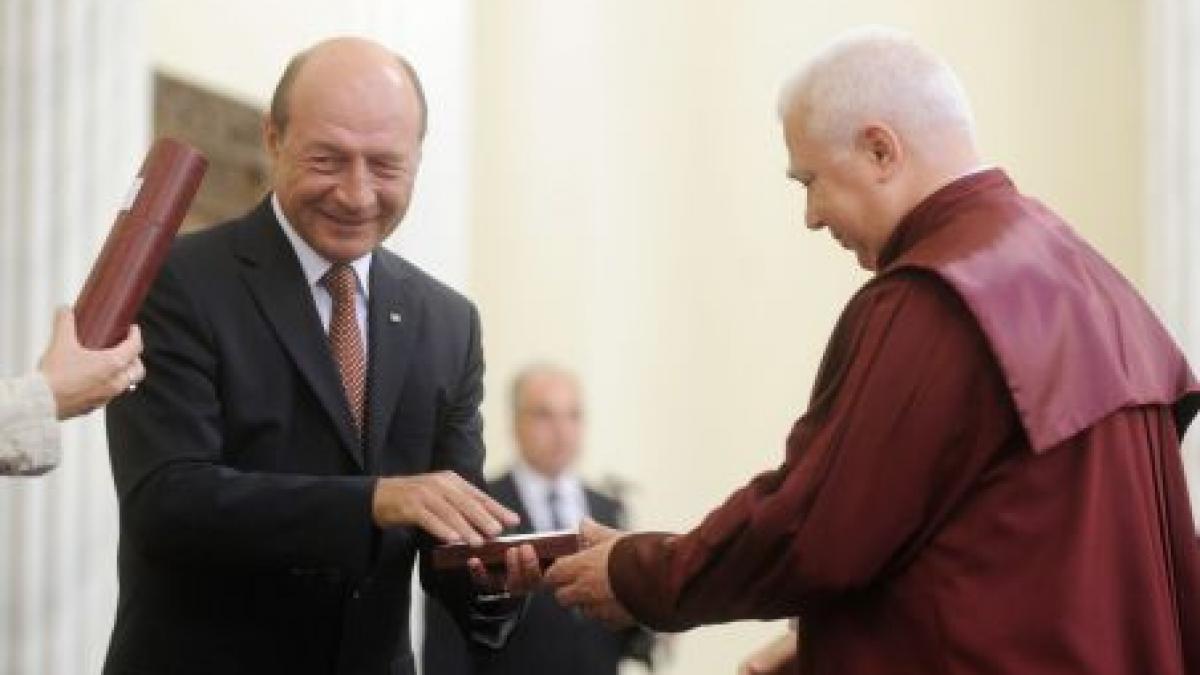 Petre Lăzăroiu, judecătorul CCR care l-a &quot;scăpat&quot; pe Băsescu de plata a 1,1 milioane de euro în 2002 