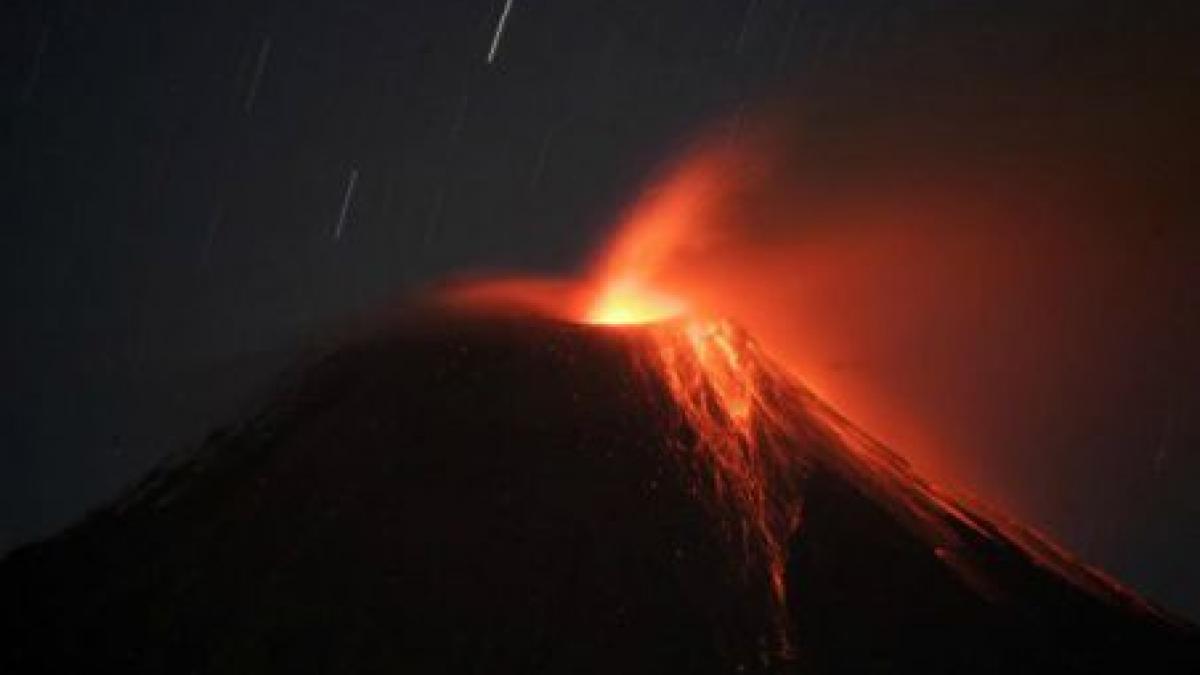 Un vulcan din Ecuador a erupt. Sute de oameni au fost evacuaţi, iar recoltele distruse