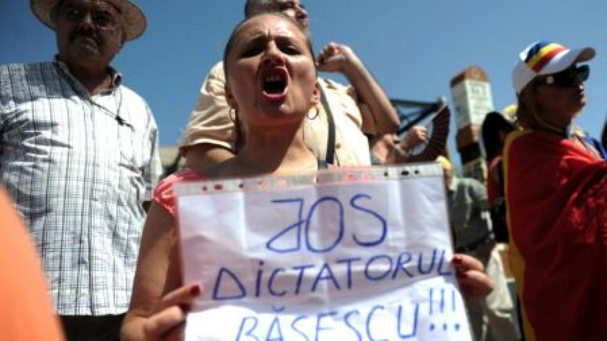 &quot;Băsescu, poporul nu te vrea!&quot; &quot;Aspazia, ai trădat!&quot; Protestele din ţară faţă de invalidarea referendumului continuă