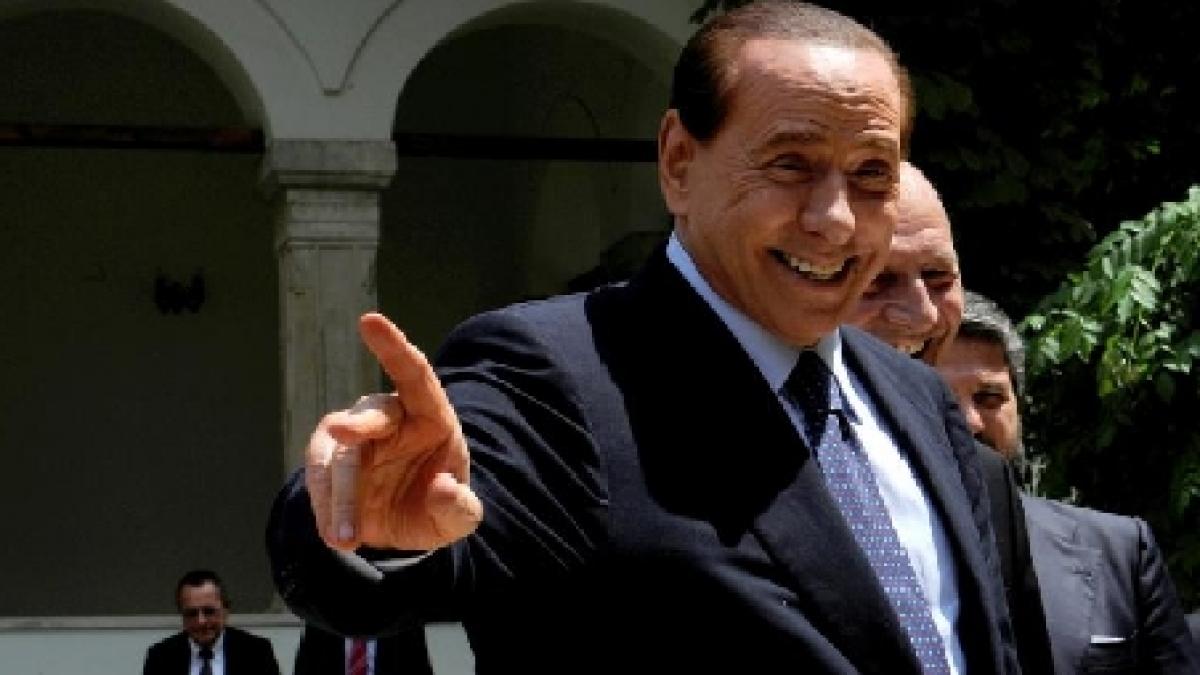 O starletă germană, însărcinată cu Berlusconi, îi anunţă iminenta întoarcere în politică