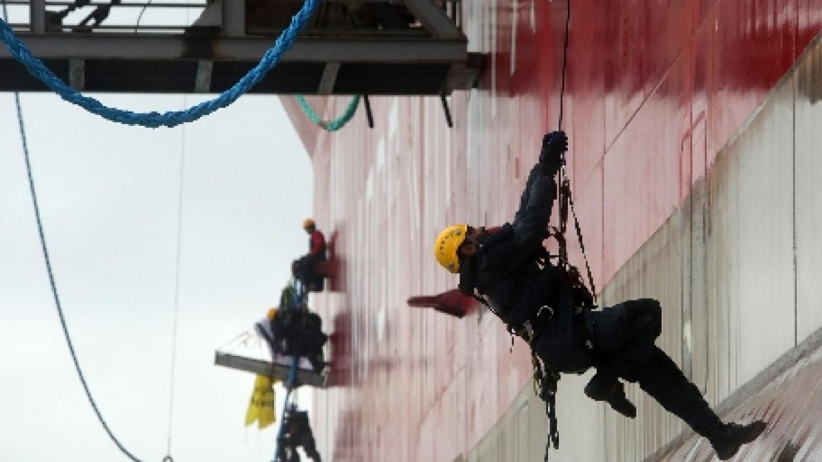 Protest Greenpeace pe o platformă petrolieră a Gazprom în Arctica