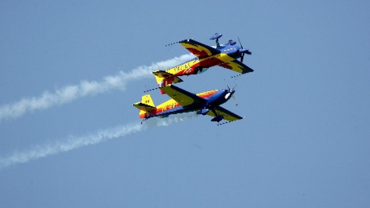 Spectacol la Tuzla. Zeci de piloţi şi paraşutişti au participat la un miting aviatic