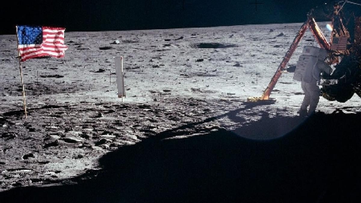 Neil Armstrong a fost primul om care a călcat pe Lună. Vezi aici înregistrarea momentului istoric