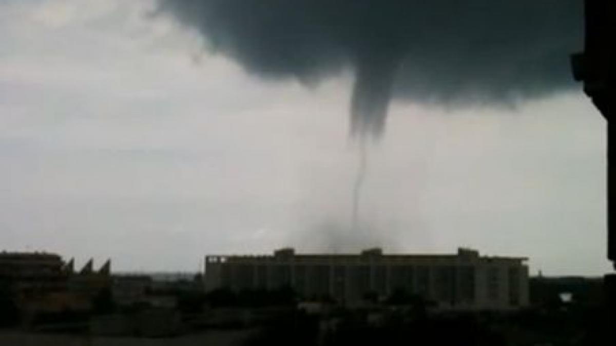 O trombă marină a devastat portul italian Ostia. Vezi aici imagini spectaculoase